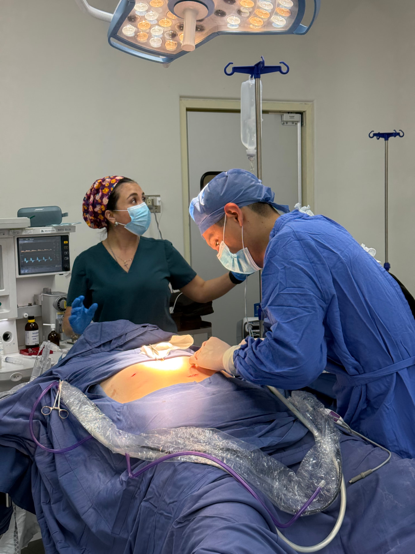 Dr. José Calderón operando con equipo médico en quirófano equipado